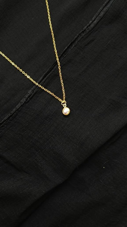 A simple pearl necklace for everyday elegance.